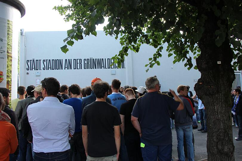 Obwohl das Spiel bereits Ausverkauft ist, versuchen Fans vor dem Stadion noch an Tickets zu kommen.
