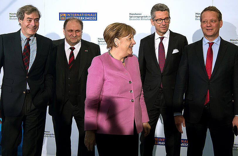Der Präsident der Bundesvereinigung der Deutschen Arbeitgeberverbände (BDA) Ingo Kramer (l-r), der Präsident des Zentralverbandes des Deutschen Handwerks (ZDH) Peter Wollseifer, Bundeskanzlerin Angela Merkel (CDU), der Präsident des Bundesverbandes der Deutschen Industrie (BDI) Ulrich Grillo und der Präsident des Deutschen Industrie- und Handelskammertages (DIHK) Eric Schweitzer beim Spitzengespräch der deutschen Wirtschaft in München.