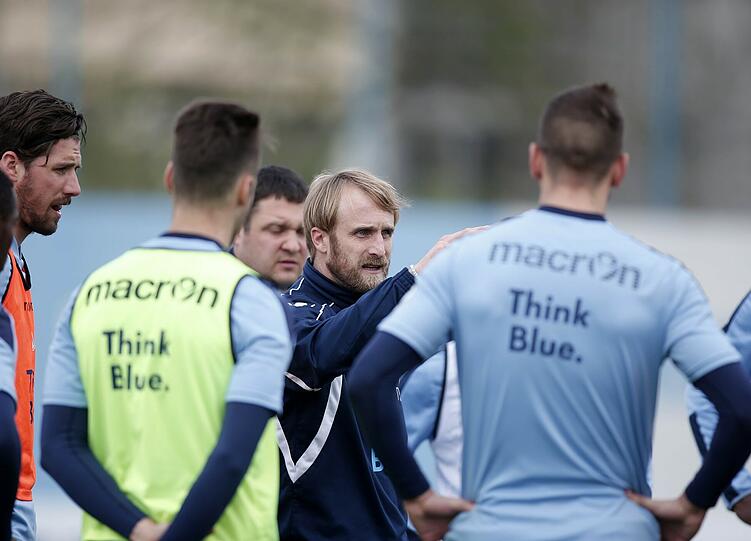 Er packte sofort mit an: Daniel Bierofka soll als Nachfolger von Benno Möhlmann den abstiegsgefährdeten TSV 1860 vor dem Abstieg in die Drittklassigkeit bewahren. Die Bilder.