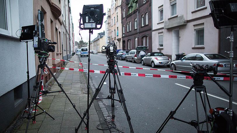 Fernsehkameras stehen in Herne (Nordrhein-Westfalen) auf der gesperrten Bismarckstraße. Der mutmaßliche Mörder des 9-jährigen Jaden, Marcel H., hatte sich am Abend des 09.03. in einem Imbiss in der Nähe der Polizei gestellt und die Ermittler zu einem Feuer in der Bismarckstraße geführt, in dem die Fahnder die Leiche eines Mannes fanden.
