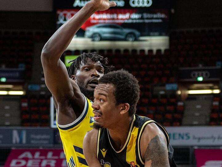 Landry Nnoko von Alba Berlin und Cameron Jackson von MHP Riesen Ludwigsburg (l-r.) in Aktion. Foto: Tilo Wiedensohler/camera4/BBL/pool/dpa