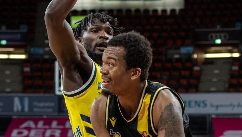 Landry Nnoko von Alba Berlin und Cameron Jackson von MHP Riesen Ludwigsburg (l-r.) in Aktion. Foto: Tilo Wiedensohler/camera4/BBL/pool/dpa Landry Nnoko von Alba Berlin und Cameron Jackson von MHP Riesen Ludwigsburg (l-r.) in Aktion. Foto: Tilo Wiedensohler/camera4/BBL/pool/dpa