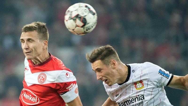 Düsseldorfs Marcel Sobottka (l) und Leverkusens Dominik Kohr kämpfen um den Ball. Foto: Federico Gambarini/Archiv Düsseldorfs Marcel Sobottka (l) und Leverkusens Dominik Kohr kämpfen um den Ball. Foto: Federico Gambarini/Archiv