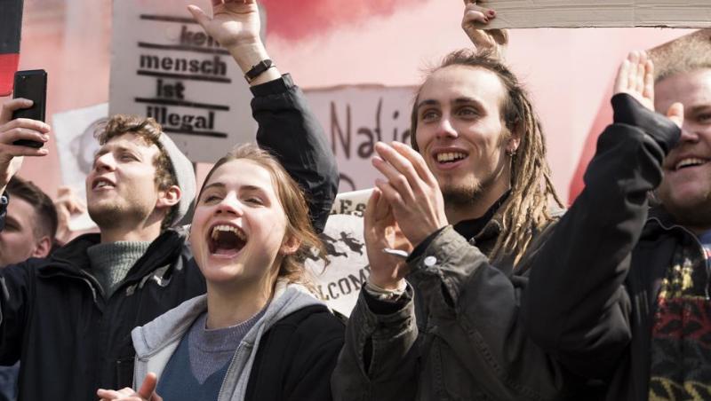 Mala Emde (M) als Luisa in einer Szene von "Und morgen die ganze Welt". Der Film geht ins Rennen um den Auslands-Oscar.