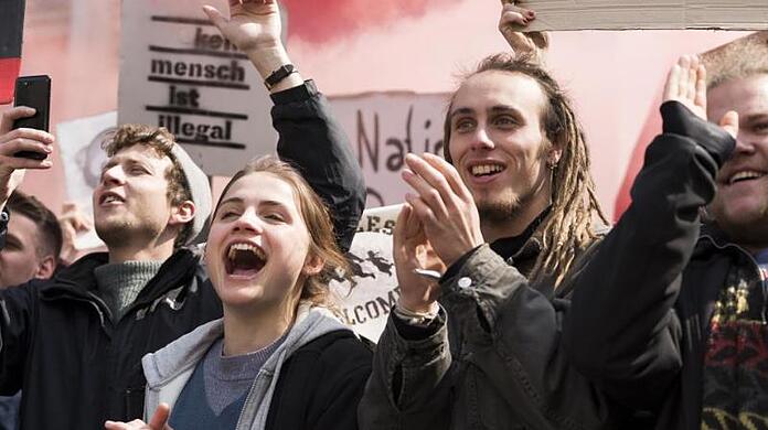 Mala Emde (M) als Luisa in einer Szene von "Und morgen die ganze Welt". Der Film geht ins Rennen um den Auslands-Oscar.