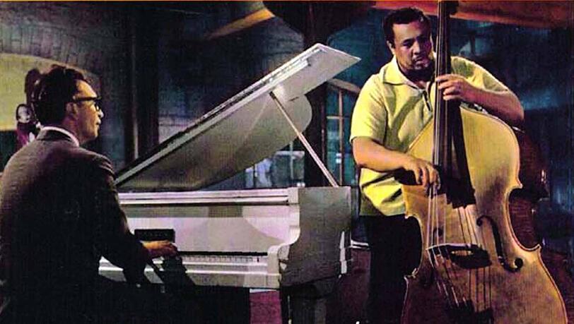 Für den Film "All Night Long" vor der Kamera: Dave Brubeck und Charles Mingus, 1962.