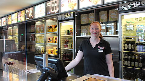 Juliane Mack (35) arbeitet seit zehn Jahren im Kinopolis. Für das Bild hat sie ihre Maske abgenommen, um der AZ zu zeigen, wie sehr sie sich freut, dass endlich wieder Kino angesagt ist.