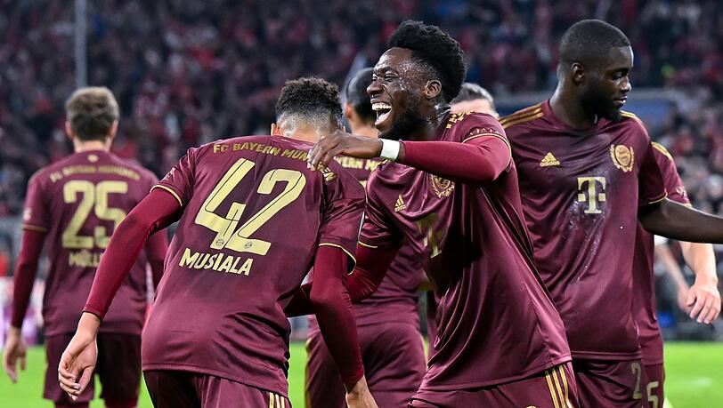Jamal Musiala (l) jubelt mit Alphonso Davies über sein Tor zum 2:0.