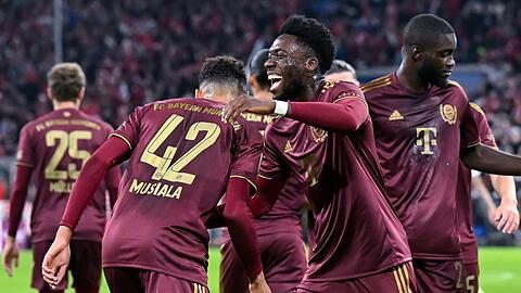 Jamal Musiala (l) jubelt mit Alphonso Davies über sein Tor zum 2:0.