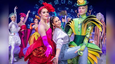 Sarah Engels inmitten ihrer "Holiday On Ice"-Familie
