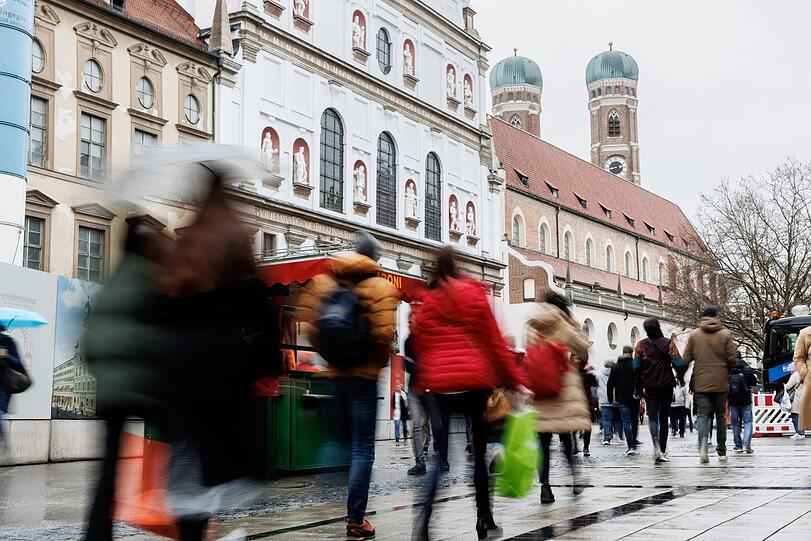 Passanten bummeln durch die Münchner Kaufingerstraße.