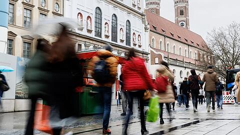 Passanten bummeln durch die Münchner Kaufingerstraße.