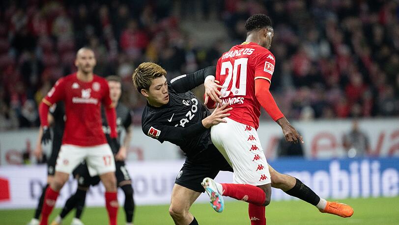 Ritsu Doan (l) schoss Freiburg in Mainz in Führung.
