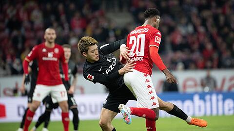 Ritsu Doan (l) schoss Freiburg in Mainz in Führung.