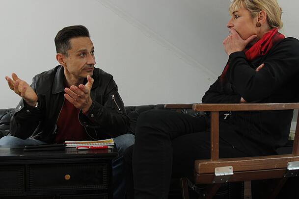"Vielleicht schreibe ich ein Buch für diejenigen, die in der heutigen eingeebneten Zeit noch ein restkritisches Denken haben." Benedikt Toth im Gespräch mit AZ-Redakteurin Natalie Kettinger. "Vielleicht schreibe ich ein Buch für diejenigen, die in der heutigen eingeebneten Zeit noch ein restkritisches Denken haben." Benedikt Toth im Gespräch mit AZ-Redakteurin Natalie Kettinger.
