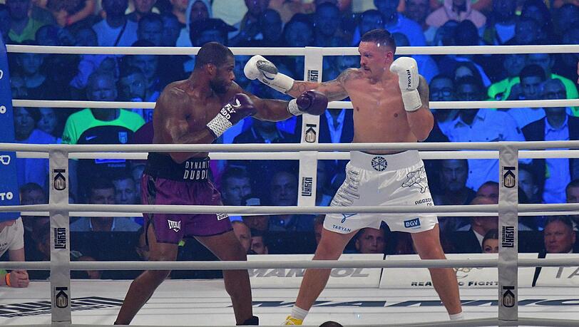 Oleksandr Usyk (r) in Aktion gegen Daniel Dubois.