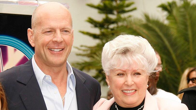 Bruce Willis und Mutter Marlene im Jahr 2006.