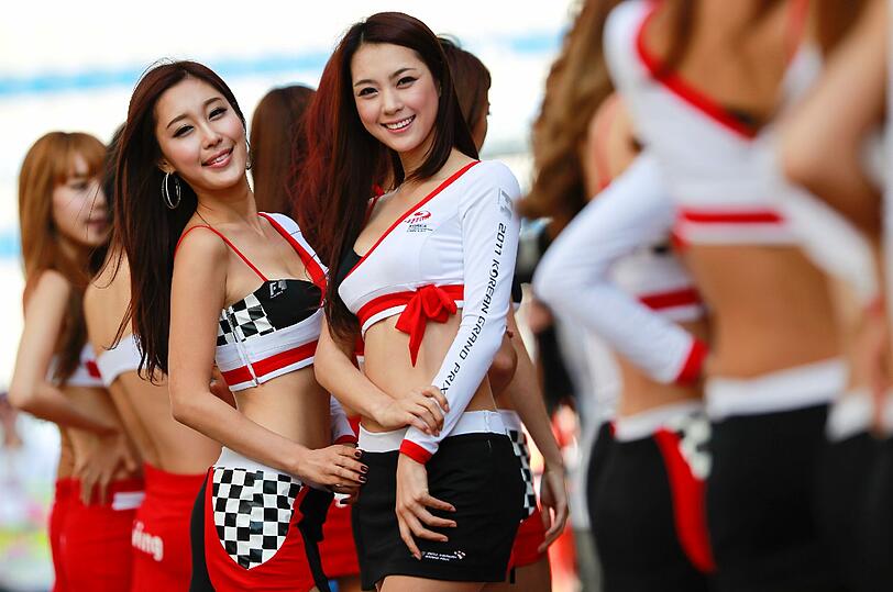 Vor den Boliden kamen die Grid-Girls.