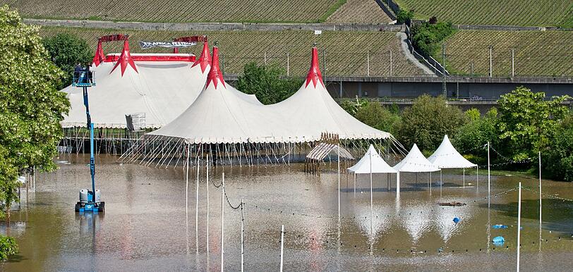 Das Africa-Fest auf den Würzburger Mainwiesen ist abgesagt. Das Wasserwirtschaftsamt Aschaffenburg geht davon aus, dass sich die Lage nicht weiter verschärfen wird.