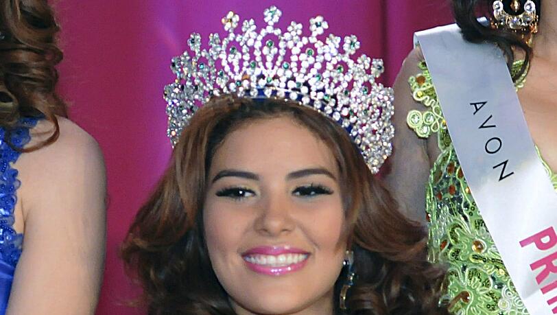 Tränen für die Schönste aus Honduras: Maria Jose Alvarado wird zu Grabe getragen und beerdigt. Der Schock im Land ist groß. Die Bilder von der Trauerfeier. Tränen für die Schönste aus Honduras: Maria Jose Alvarado wird zu Grabe getragen und beerdigt. Der Schock im Land ist groß. Die Bilder von der Trauerfeier.