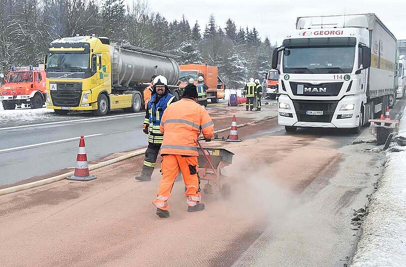 Bilder vom Unfall auf der A99: Mehrere Hundert Liter einer Abfall-Flüssigkeit sind ausgelaufen &ndash; die Autobahn musste zeitweise komplett gesperrt werden.