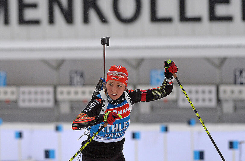 Franziska Preuß: &bdquo;Die Franzi kann zusammen mit Laura Dahlmeier die Zukunft prägen&ldquo;, lobt Fischer. Preuß&rsquo; Karriere begann 2009 in Fischers Biathlon-Camp. Ob es heuer schon ganz nach oben reicht? &bdquo;Vielleicht braucht sie noch zwei, drei Jahre, um belastungsresistenter zu werden&ldquo;, meint Fischer. &bdquo;Sie hat durch ihren Haarriss auch noch Trainingsrückstand. Aber mit ihren schnellen Schießeinlagen ist sie für die Staffel perfekt.&ldquo;