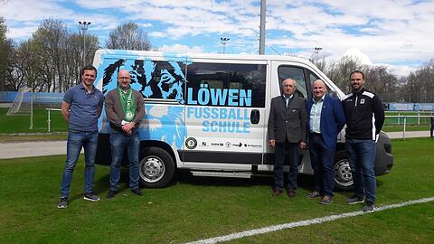 Freut sich über ein neues Transportfahrzeug für due Fußballschule des TSV 1860: Vizepräsident Hans Sitzberger (M.).