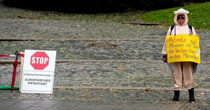 Demo gegen Patente auf Pflanzen und Nutztiere: Am Mittwoch sperrten Aktivisten symbolisch einen Eingang des Europäischen Patentamtes ab.