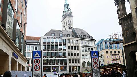 Wo heute noch zahlreiche Taxis, Busse und Räder verkehren sollen schon bald nur noch Fußgänger gehen dürfen. Hier soll die Fußgängerzone künftig verlaufen, die Bilder.