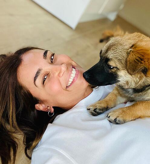 Seit Ende Mai an Janas Seite: die erst sechs Monate alte Cici. Sie kommt nicht aus einer Zucht, sondern aus einem ungarischen Tierheim  - was ganz besonders das große Herz der schönen Moderatorin für kleine Hunde zeigt.