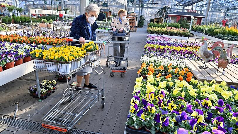 Eine Kundin kauft in einem Münchner Gartencenter ein. Bau- und Gartenmärkte sind in Bayern bereits wieder geöffnet.