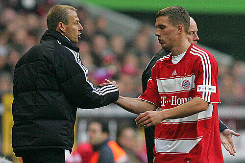 Zulezt gegen Wolfsburg holte Trainer Klinsmann Stürmer Podolski vorzeitig vom Platz.