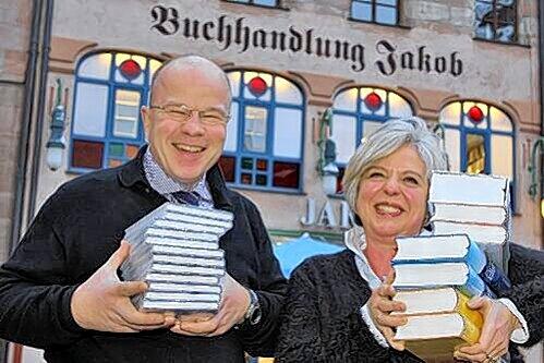Optimistisch in die nächste Runde: Buchhändler Thomas Kistner und &bdquo;Jakob&ldquo;-Geschäftsleiterin Cornelia Schmidt vor dem Laden am Hefnersplatz.