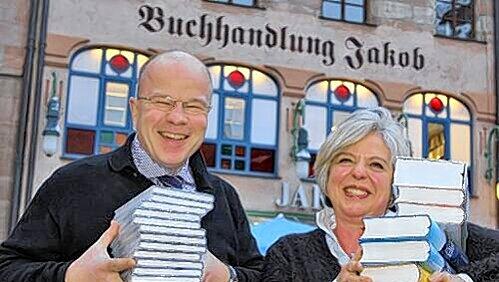 Optimistisch in die nächste Runde: Buchhändler Thomas Kistner und „Jakob“-Geschäftsleiterin Cornelia Schmidt vor dem Laden am Hefnersplatz. Optimistisch in die nächste Runde: Buchhändler Thomas Kistner und „Jakob“-Geschäftsleiterin Cornelia Schmidt vor dem Laden am Hefnersplatz.