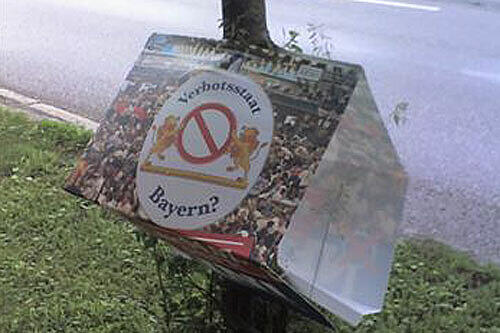 Eines von vielen Nein-Plakaten, die zerstört wurden.