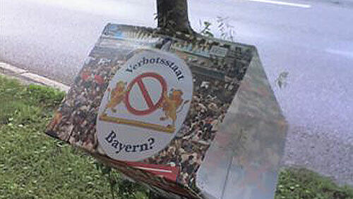 Eines von vielen Nein-Plakaten, die zerstört wurden. Eines von vielen Nein-Plakaten, die zerstört wurden.