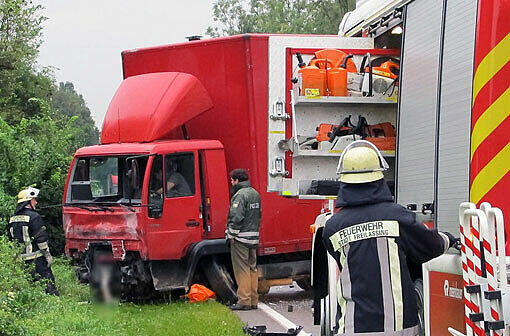Die Polizei inspiziert nach dem schlimmen Crash die Unfallstelle an der B20 bei Freilassing (Oberbayern).