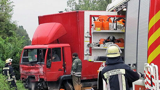 Die Polizei inspiziert nach dem schlimmen Crash die Unfallstelle an der B20 bei Freilassing (Oberbayern). Die Polizei inspiziert nach dem schlimmen Crash die Unfallstelle an der B20 bei Freilassing (Oberbayern).