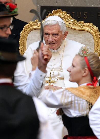 Volksmusikanten, Trachtler und Gebirgsschützen haben für Papst Benedikt XVI. einen bayerischen Festabend in der päpstlichen Sommerresidenz in Castel Gandolfo veranstaltet.