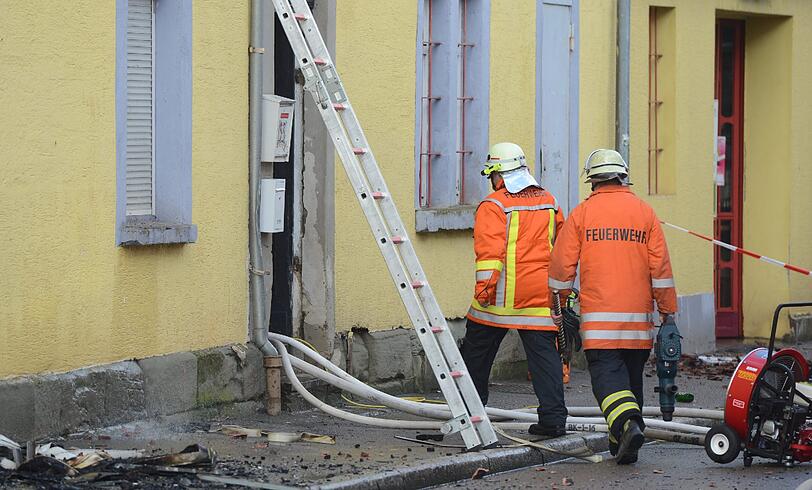 In den Flammen kamen mindestens acht Menschen ums Leben. Die Bilder von den Löscharbeiten.
