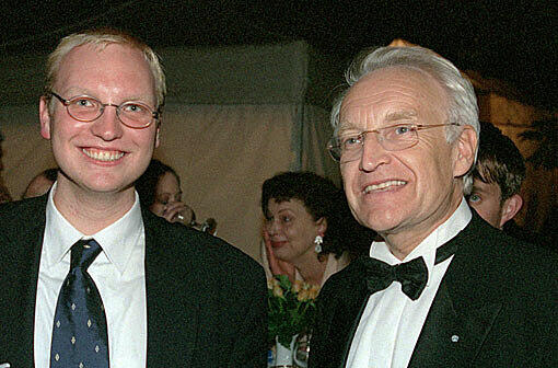 Bayerns Ministerpräsident Edmund Stoiber (r) und sein Sohn Dominic nach der Gala im Münchner Prinzregententheater (Foto vom 26.05.2000).