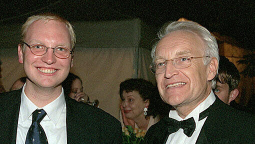 Bayerns Ministerpräsident Edmund Stoiber (r) und sein Sohn Dominic nach der Gala im Münchner Prinzregententheater (Foto vom 26.05.2000). Bayerns Ministerpräsident Edmund Stoiber (r) und sein Sohn Dominic nach der Gala im Münchner Prinzregententheater (Foto vom 26.05.2000).