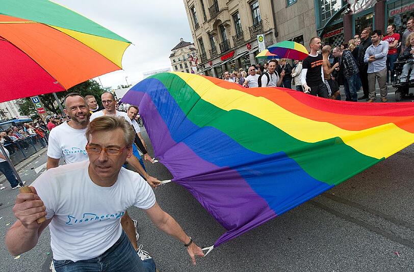 CSD 2014 in München: "Regenbogen der Geschlechter. Wertvoll sind wir alle!" Der Umzug 2015 steht unter dem Motto "Familie ist, was wir draus machen"