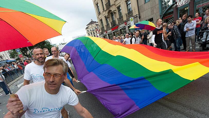 CSD 2014 in München: "Regenbogen der Geschlechter. Wertvoll sind wir alle!" Der Umzug 2015 steht unter dem Motto "Familie ist, was wir draus machen" CSD 2014 in München: "Regenbogen der Geschlechter. Wertvoll sind wir alle!" Der Umzug 2015 steht unter dem Motto "Familie ist, was wir draus machen"