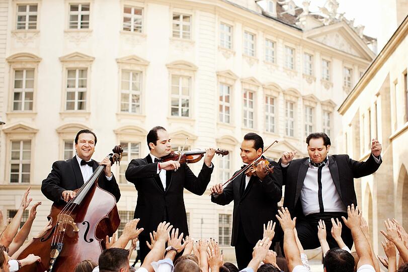 Zwei Geiger, ein Kontrabass und ein Mann am Klavier: Das Janoska Ensemble spielt Johann Strauß, Fritz Kreisler, Astor Piazzolla und einen &bdquo;Bossa für Amadeus&ldquo;.