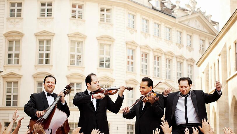 Zwei Geiger, ein Kontrabass und ein Mann am Klavier: Das Janoska Ensemble spielt Johann Strauß, Fritz Kreisler, Astor Piazzolla und einen „Bossa für Amadeus“. Zwei Geiger, ein Kontrabass und ein Mann am Klavier: Das Janoska Ensemble spielt Johann Strauß, Fritz Kreisler, Astor Piazzolla und einen „Bossa für Amadeus“.