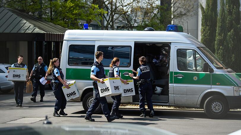 Polizisten tragen Pappkartons zu einem Polizeiauto neben dem Porsche-Gebäude. Im Diesel-Skandal durchsuchen Staatsanwälte und Beamte der Landeskriminalämter Baden-Württemberg und Bayern Standorte des Autobauers Porsche.