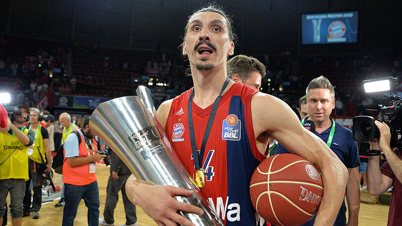 Der MVP mit dem Meisterpokal: Nihad Djedovic, Star der Basketballer des FC Bayern nach dem Finaltriumph über Alba Berlin.
