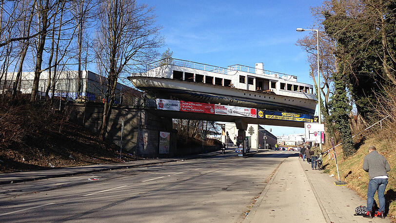 Schon jetzt ist die (stillgelegte) Eisenbahnbrücke zu einem echte Ausflugsziel vieler Münchner geworden.