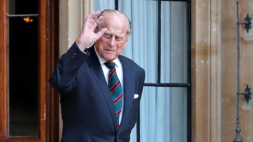 Prinz Philip, Herzog von Edinburgh, winkt vor Schloss Windsor anlässlich der Zeremonie zur Übergabe seiner militärischen Funktion als Ehrenoberst des Infanterieregiments "The Rifles" der Armee von Großbritannien an seine Schwiegertochter, Herzogin Camilla.